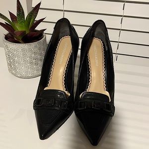 Johnston & Murphy black Pointed buckle toe heel